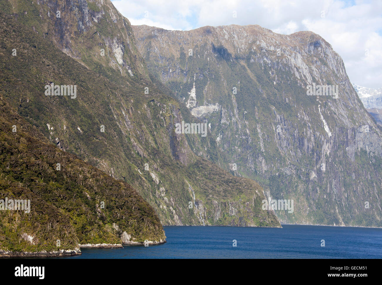 Der Eingang zum Milford Sound, betrachtet die malerische Landschaft im Fiordland National Park (Neuseeland). Stockfoto