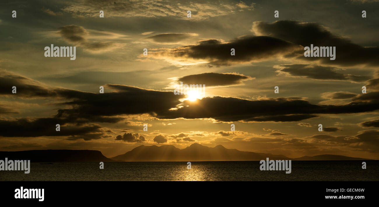 Sonnenuntergang über den Inseln Eigg und Rum, zwei von den kleinen Inseln der Inneren Hebriden, von Arisaig. Schottland Stockfoto
