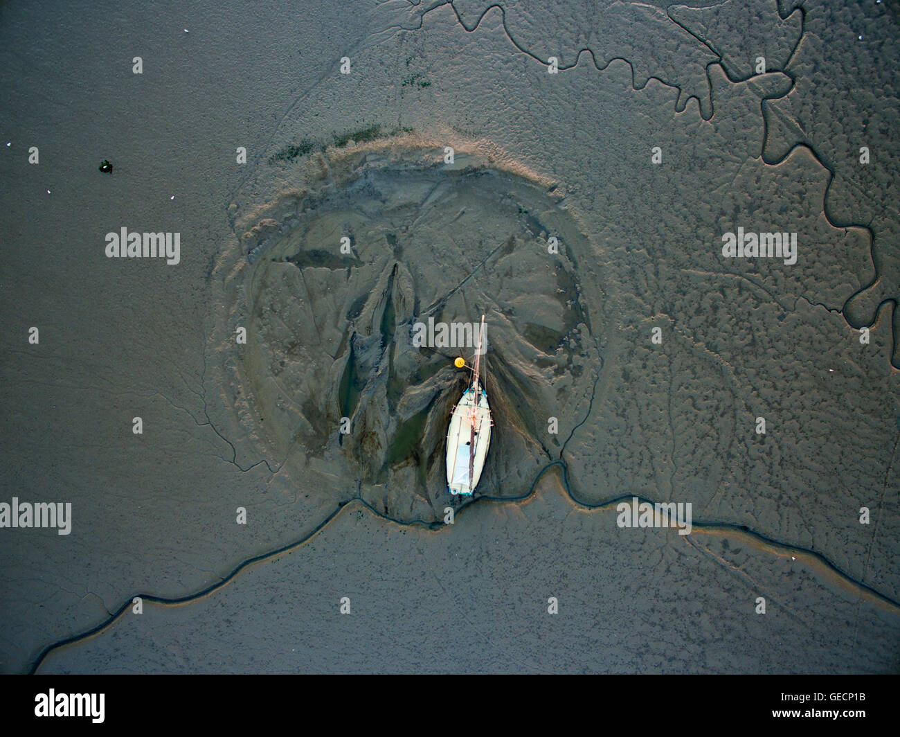 Luftaufnahme von Fischen smack, im Schlamm im Th blackwater Estuary verschachtelt, maldon Essex Stockfoto