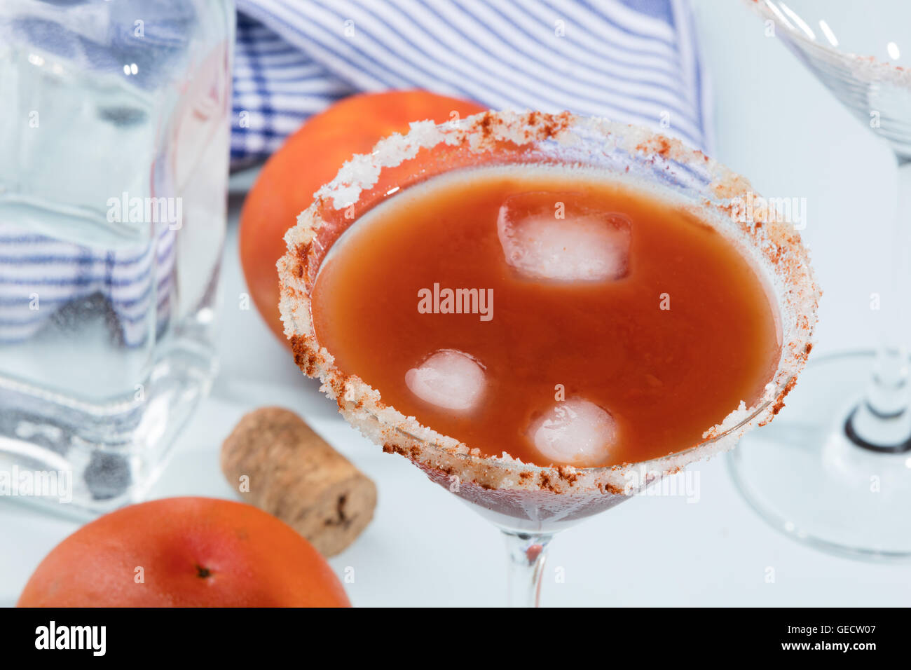 Bloody Mary cocktail Zutaten auf einem Holztisch Unschärfe Stockfoto