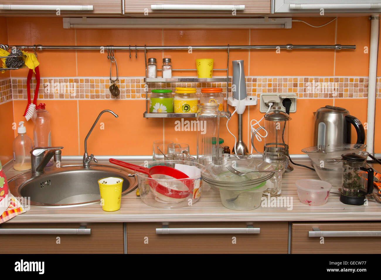 Ein Haufen von schmutzigem Geschirr in der Küche Stockfoto