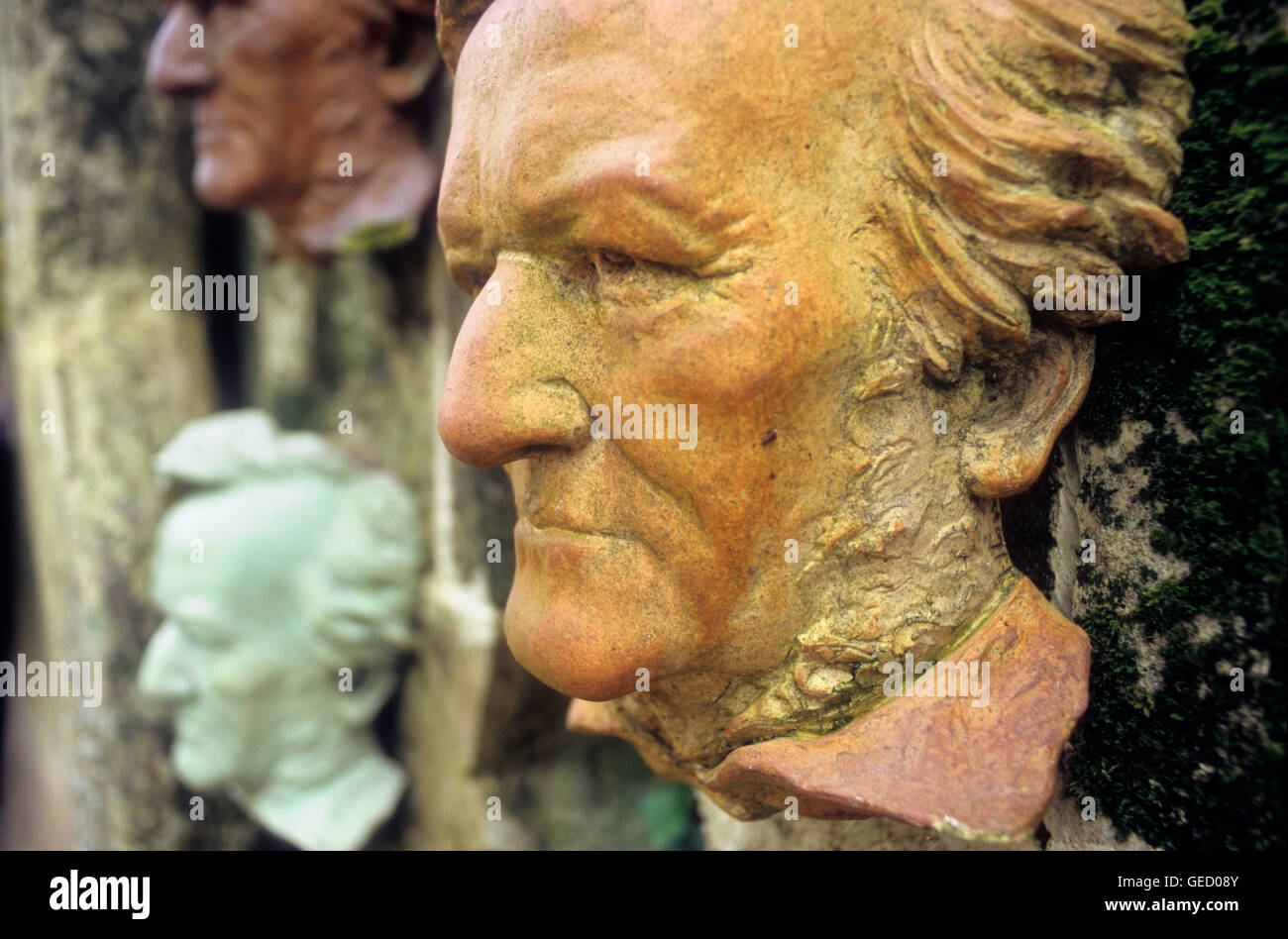 Púbol. Museum - Schloss Gala Dalí. Garten. Wagners Büsten, nahe dem Pool. Costa Brava. Provinz Girona. Katalonien. SP Stockfoto