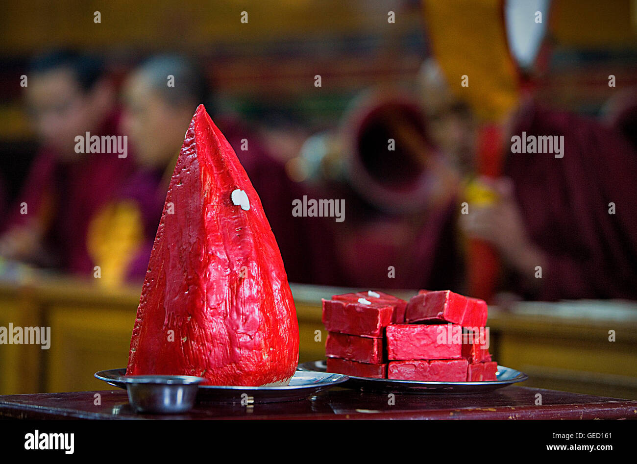 Angebot, Puja in Dip Tse Chok Ling Monastery.McLeod Ganj, Dharamsala Himachal Pradesh Zustand, Indien, Asien Stockfoto