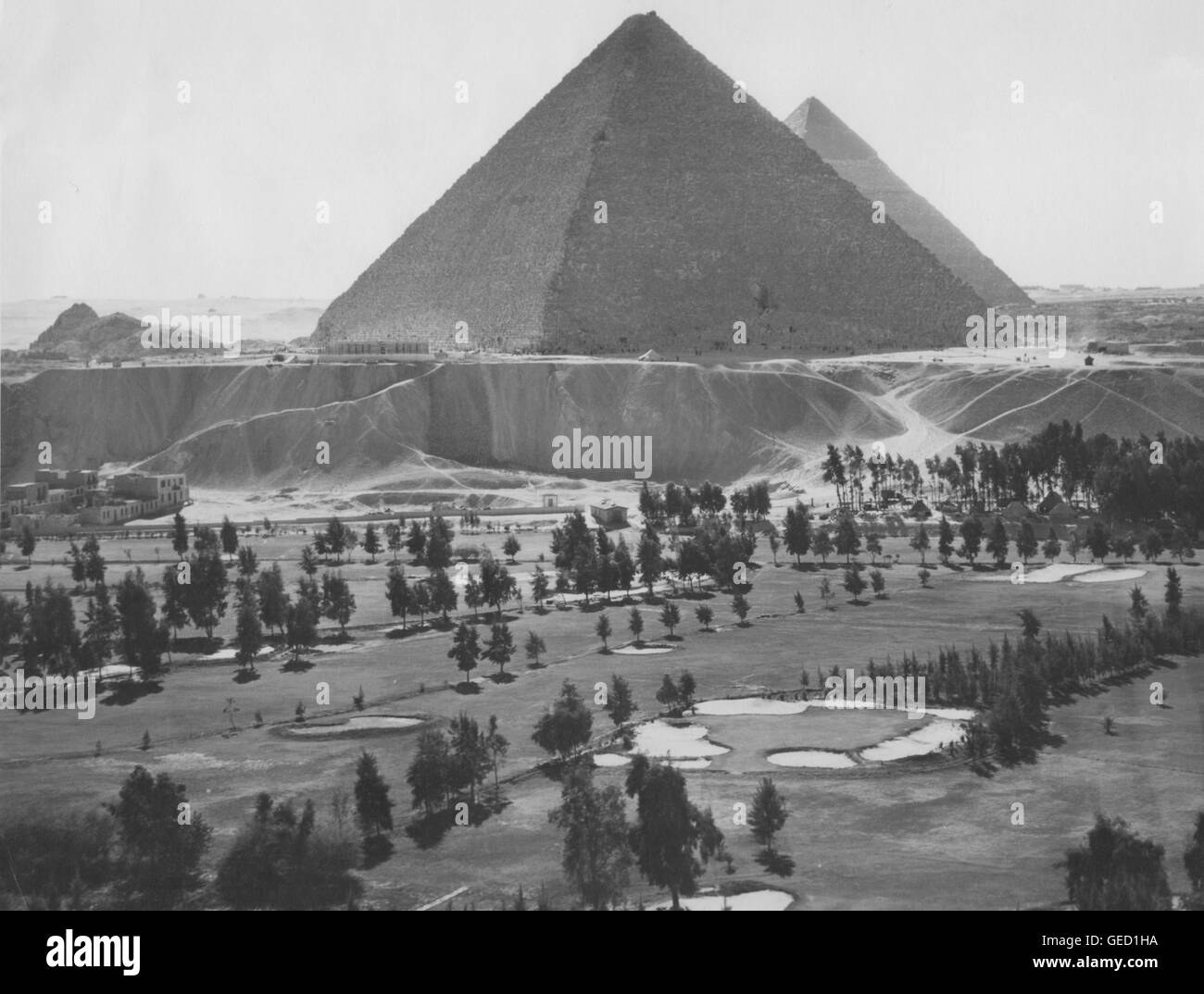Vintage-Foto, Camp Huckstep's Golf Course und die Großen Pyramiden, Ägypten, Zweiten Weltkrieg, 1940er Jahre Stockfoto