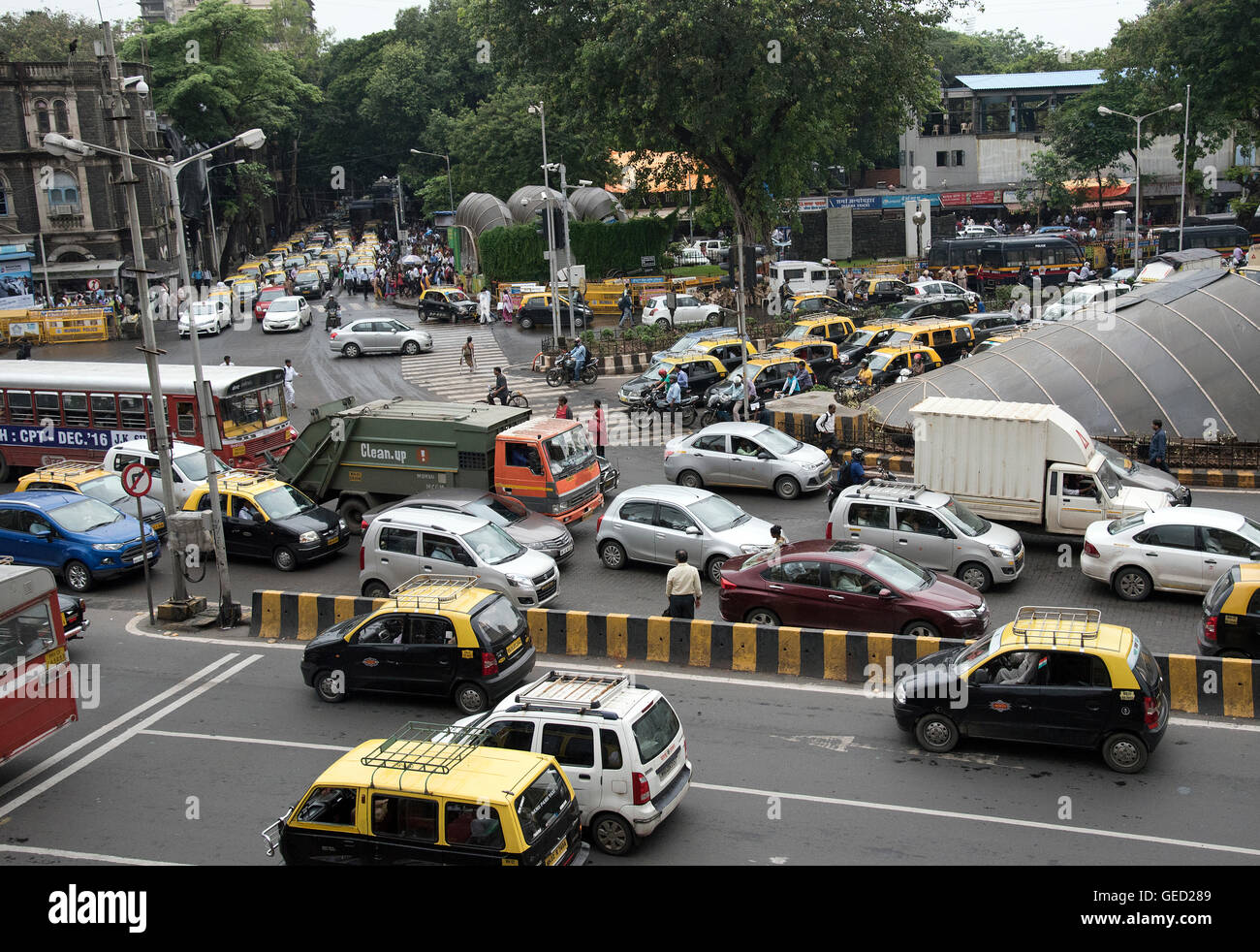 Das Bild des Verkehrs außerhalb CST oder VT Station, Mumbai Indien Stockfoto