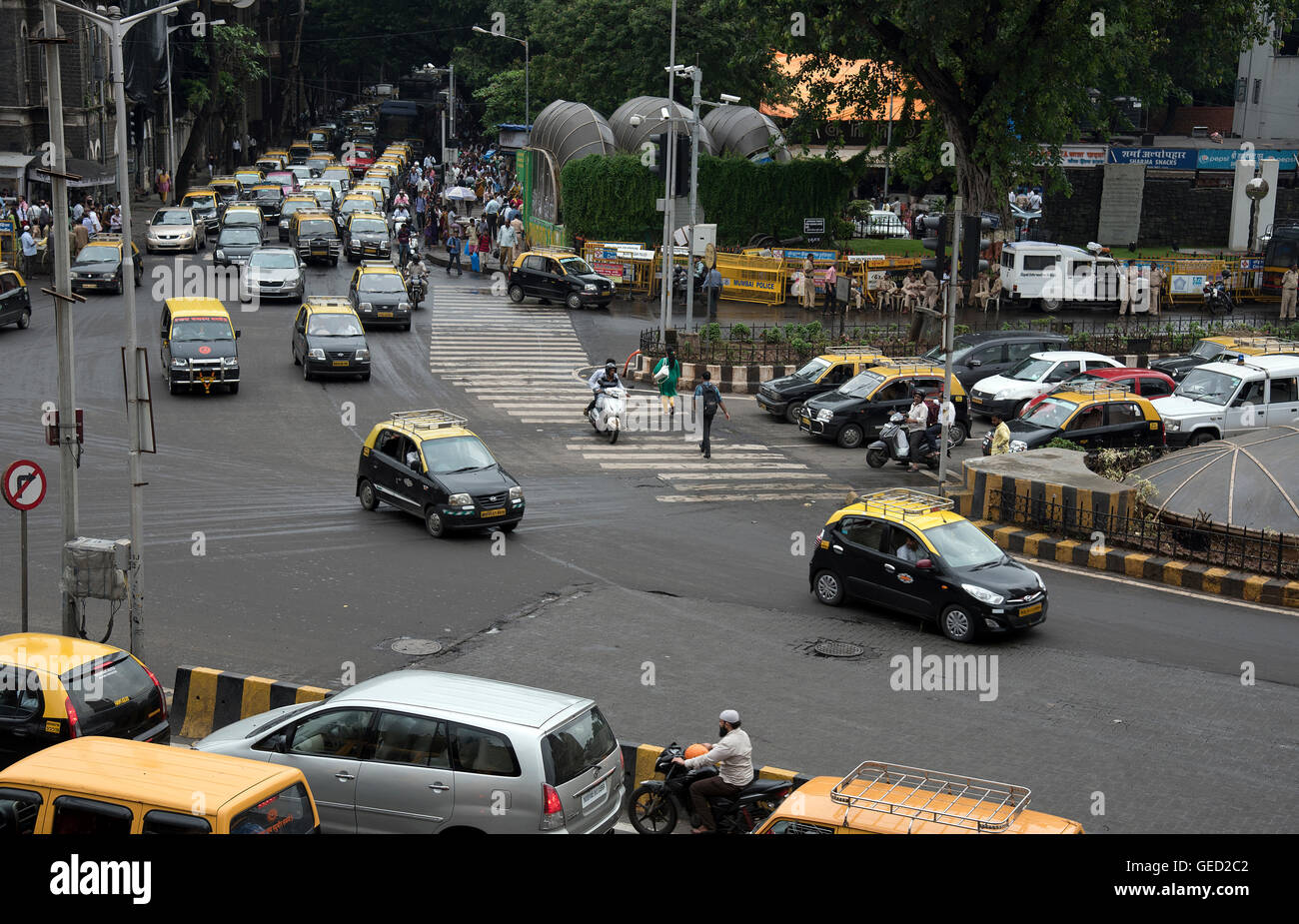 Das Bild des Verkehrs außerhalb CST oder VT Station, Mumbai Indien Stockfoto