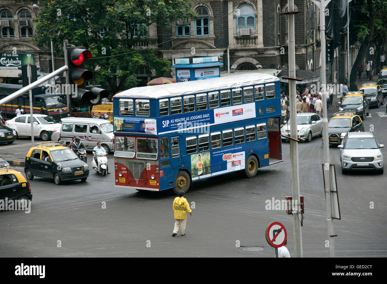 Das Bild des Verkehrs- und Double Decker Bus außerhalb CST oder VT Station, Mumbai Indien Stockfoto