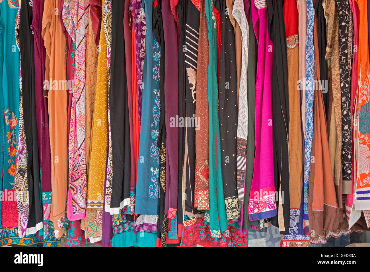 Preiswerte Saris zu verkaufen an einem Outdoor-Stand auf der 73rd Street in Jackson Heights, Queens, New York. Stockfoto