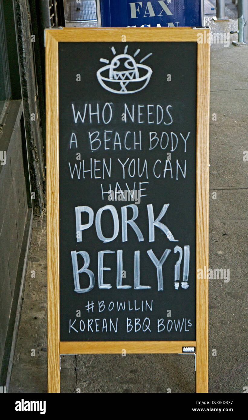 Ein lustige Tafel-Zeichen in einem koreanischen Restaurant in Greenwich Village Sprichwort "Wer braucht ein Strand Körper, wenn Sie Schweinebauch haben können. Stockfoto