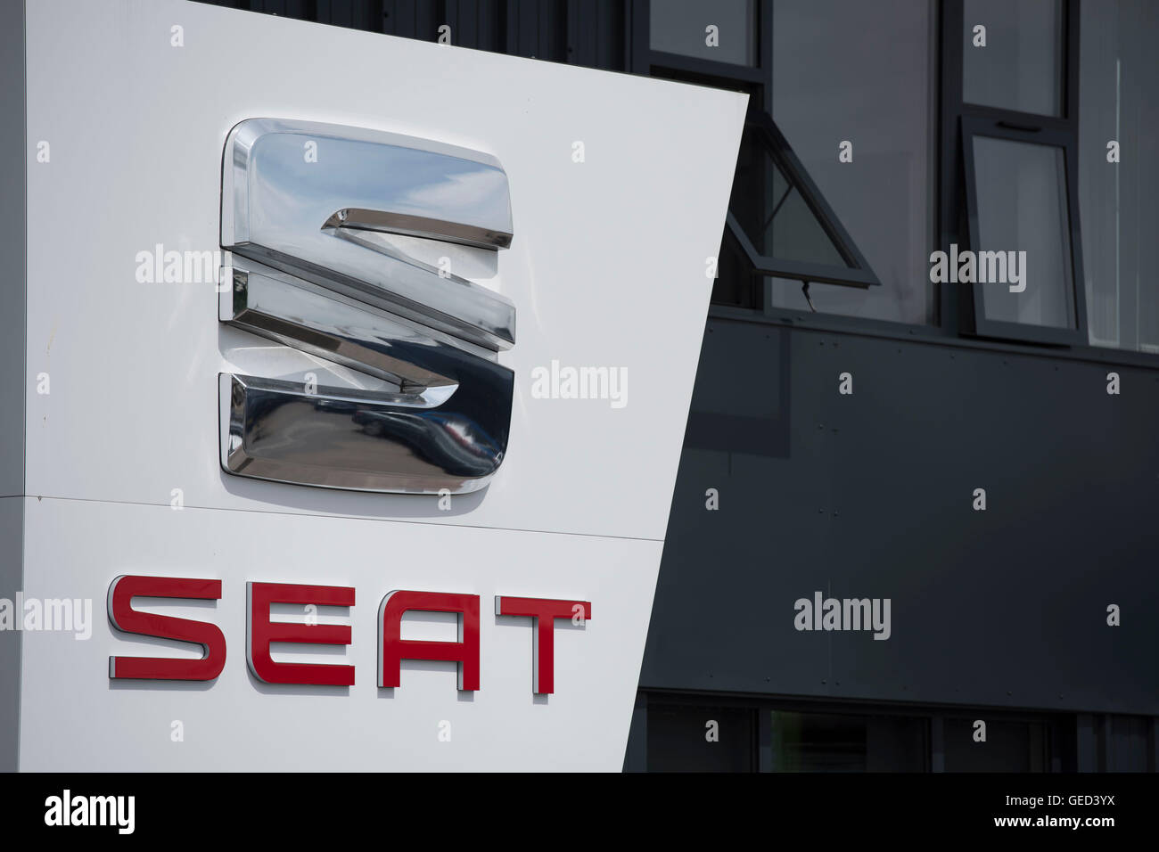 SEAT Auto Hersteller Zeichen Logo einer Autogarage. Stockfoto