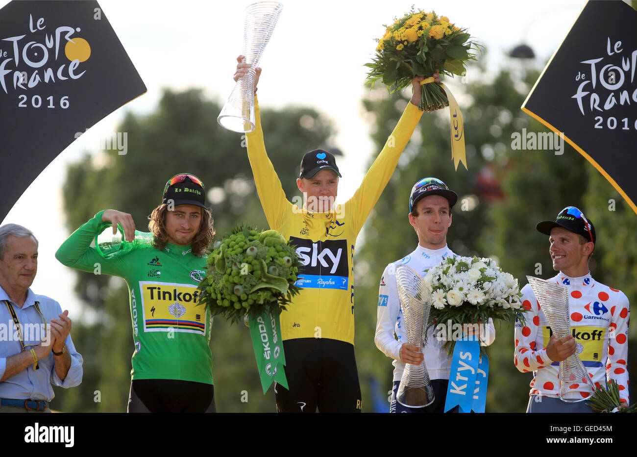 (links nach rechts) Grüne Trikot Sieger Peter Sagan - Team Tinkoff, gelbe Trikot Gewinner Chris Froome - Team Sky, weiße Trikot Sieger Adam Yates - Team Orica BikeExchange und King of Mountain Trikot Gewinner Rafal Majka - Team Tinkoff auf dem Podium nach Etappe 21 der 2016 Tour de France in Paris, Frankreich. Stockfoto