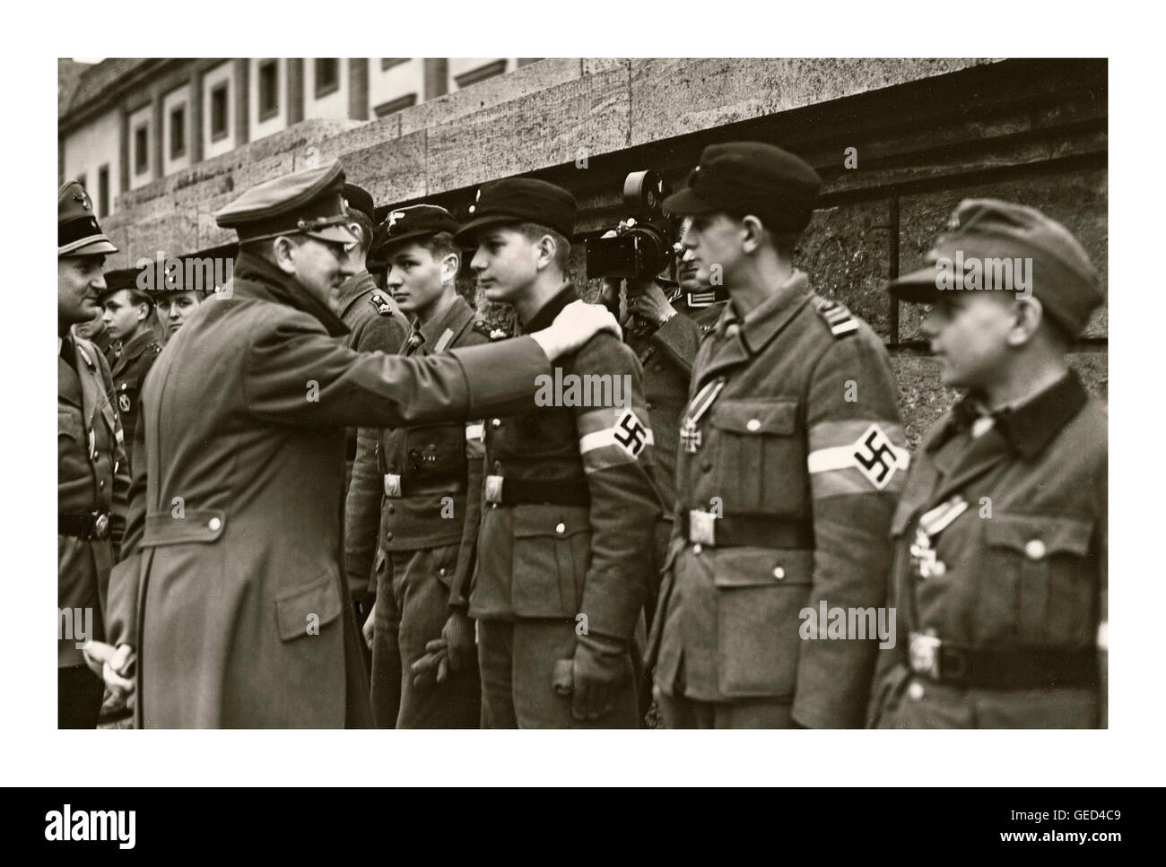HITLER LETZTE TAGE 1945 einer der letzten öffentlichen Auftritte Und Bilder von Adolf Hitler Treffen und Vergabe von Medaillen Seine erbittert loyalen, aber irregeführten Hitler-Jugend-Mitglieder April 1945 2. Weltkrieg Stockfoto