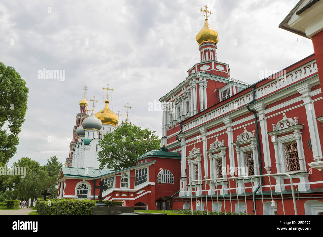 Himmelfahrt-Kirche mit einem Refektorium (1685-1687), das Nowodewitschi-Kloster, Moskau, Russland Stockfoto