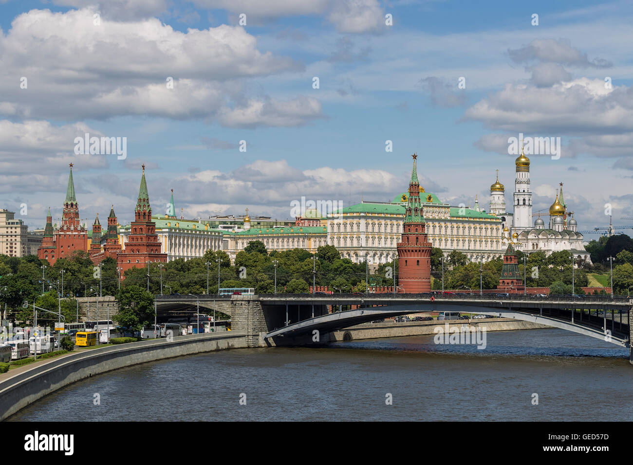 Blick auf den Moskauer Kreml von der patriarchalischen Brücke, Moskau, Russland. Stockfoto