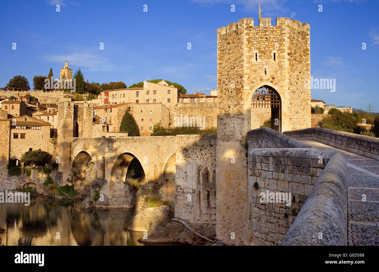 Mittelalterliche Brücke - 11. Jahrhundert, Besalú, La Garrotxa, Girona, Spanien Stockfoto