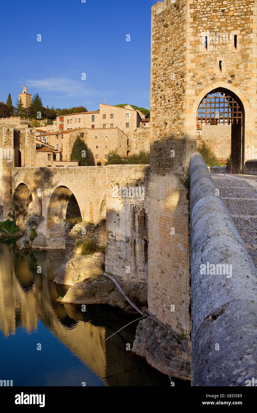 Mittelalterliche Brücke - 11. Jahrhundert, Besalú, La Garrotxa, Girona, Spanien Stockfoto