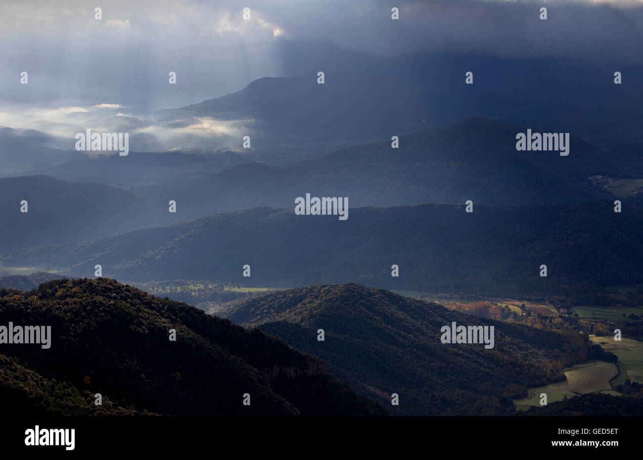 Im Ballon über Naturpark Garrotxa, Provinz Girona. Katalonien. Spanien Stockfoto