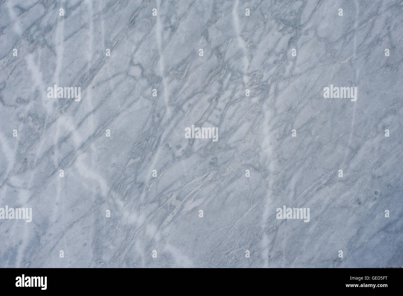 Grauer Marmor poliert Lichtnetz Textur mit weißen Äderungen Oberfläche Hintergrund Stockfoto