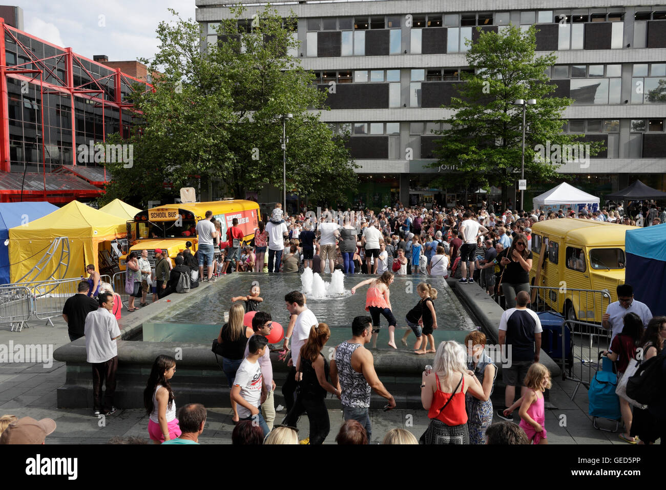 Menschenmassen in Barkers pool Sheffield City Centre England während der fahrgassen Festival Wochenende Stockfoto