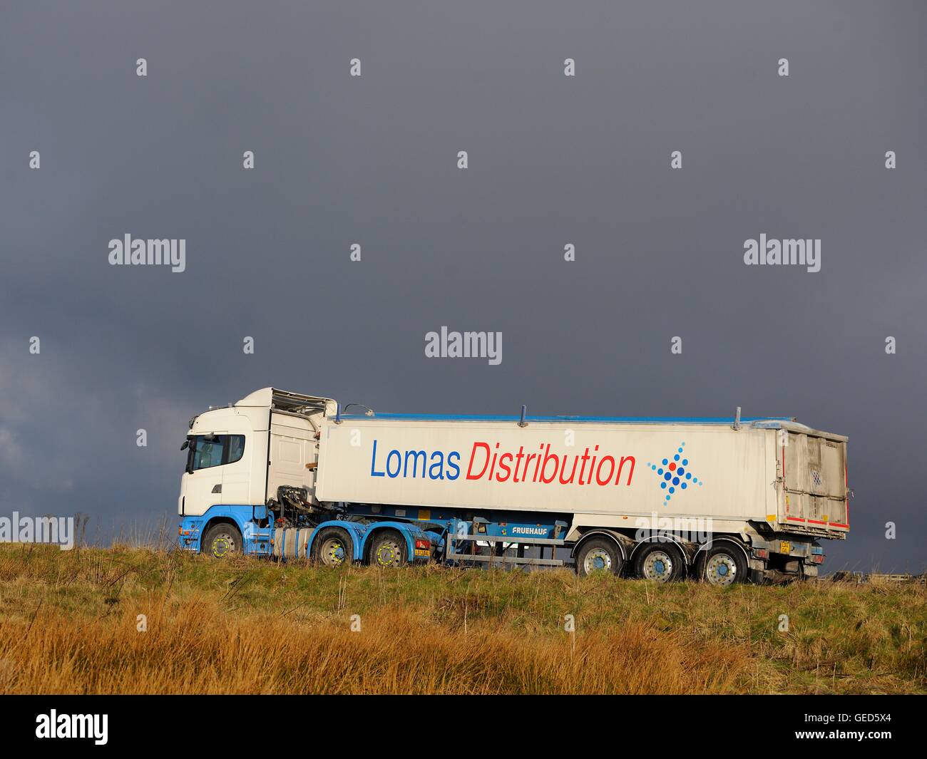 Ein Scania Lkw ziehen Freuhauf Anhänger für Lomas Verteilung ein Hochmoor Straße in Derbyshire Stockfoto