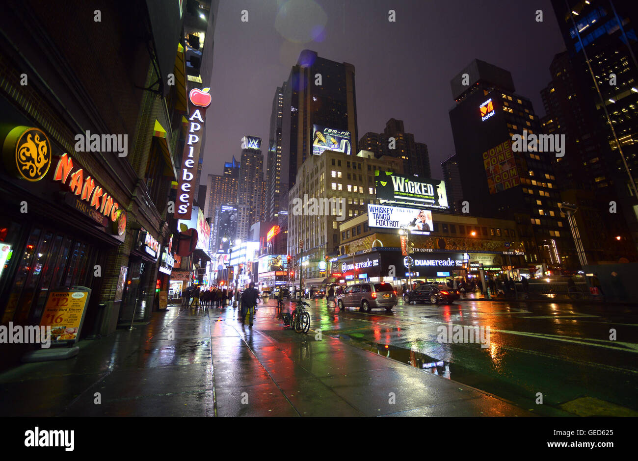 Manhattan in einer nassen Winternacht Stockfoto