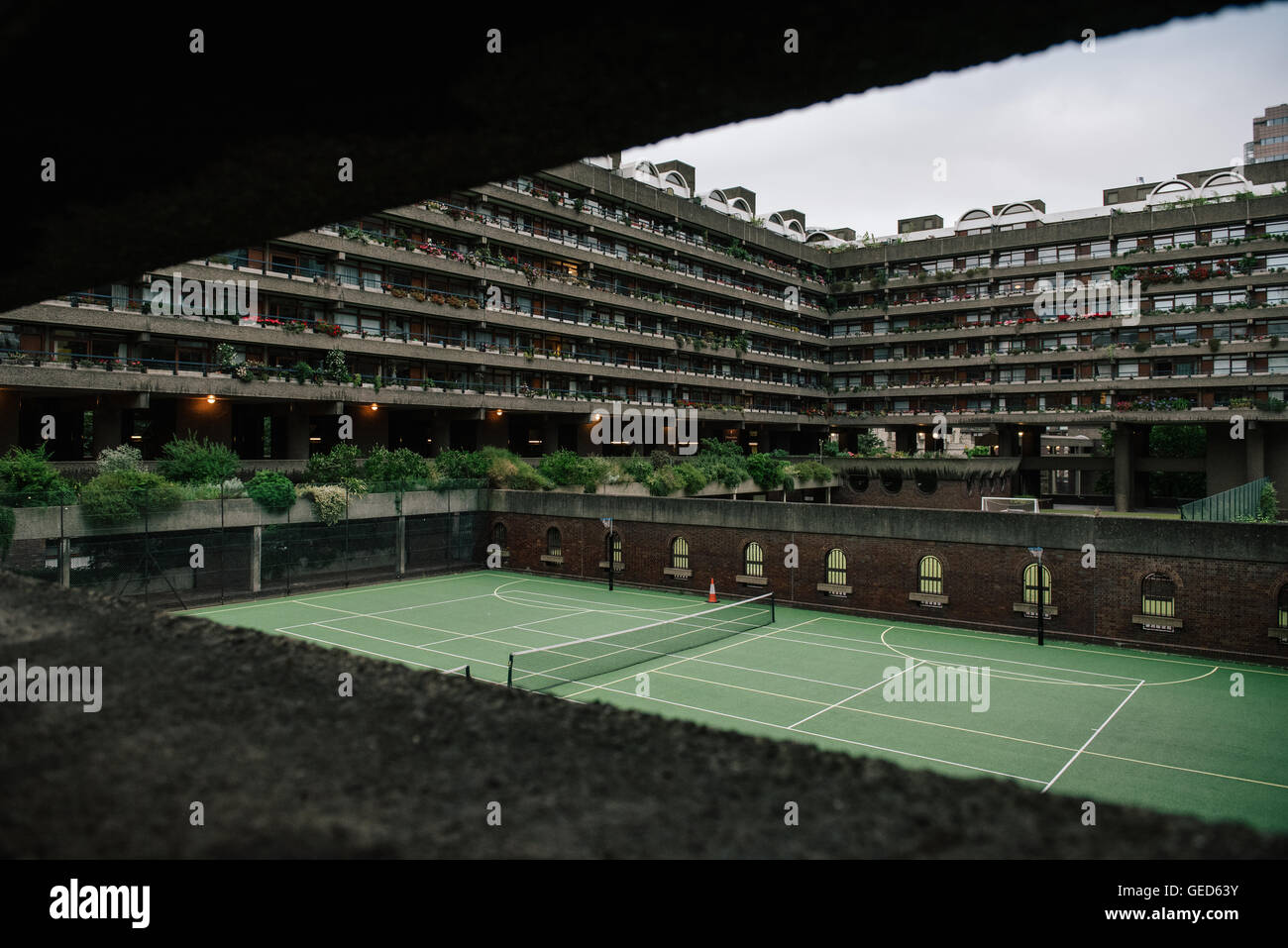 Barbican Estate, London.  Aus dem Weg, mit Blick auf die Tennisplätze. Stockfoto