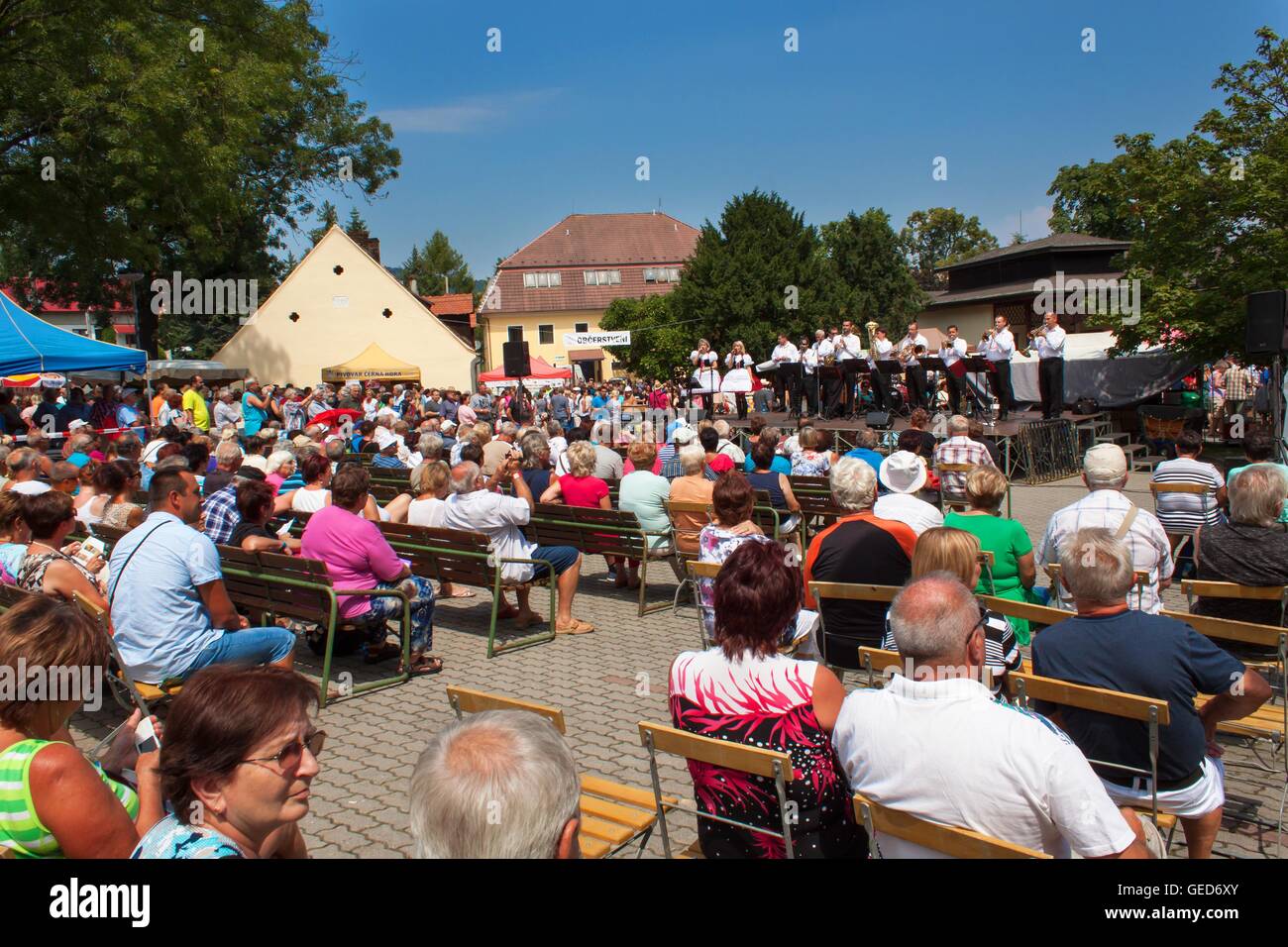 Buchlovice, Tschechische Republik, 23. Juli 2016: Feier der Knoblauch. Traditionelle Bauern ernten feiern von Knoblauch Stockfoto