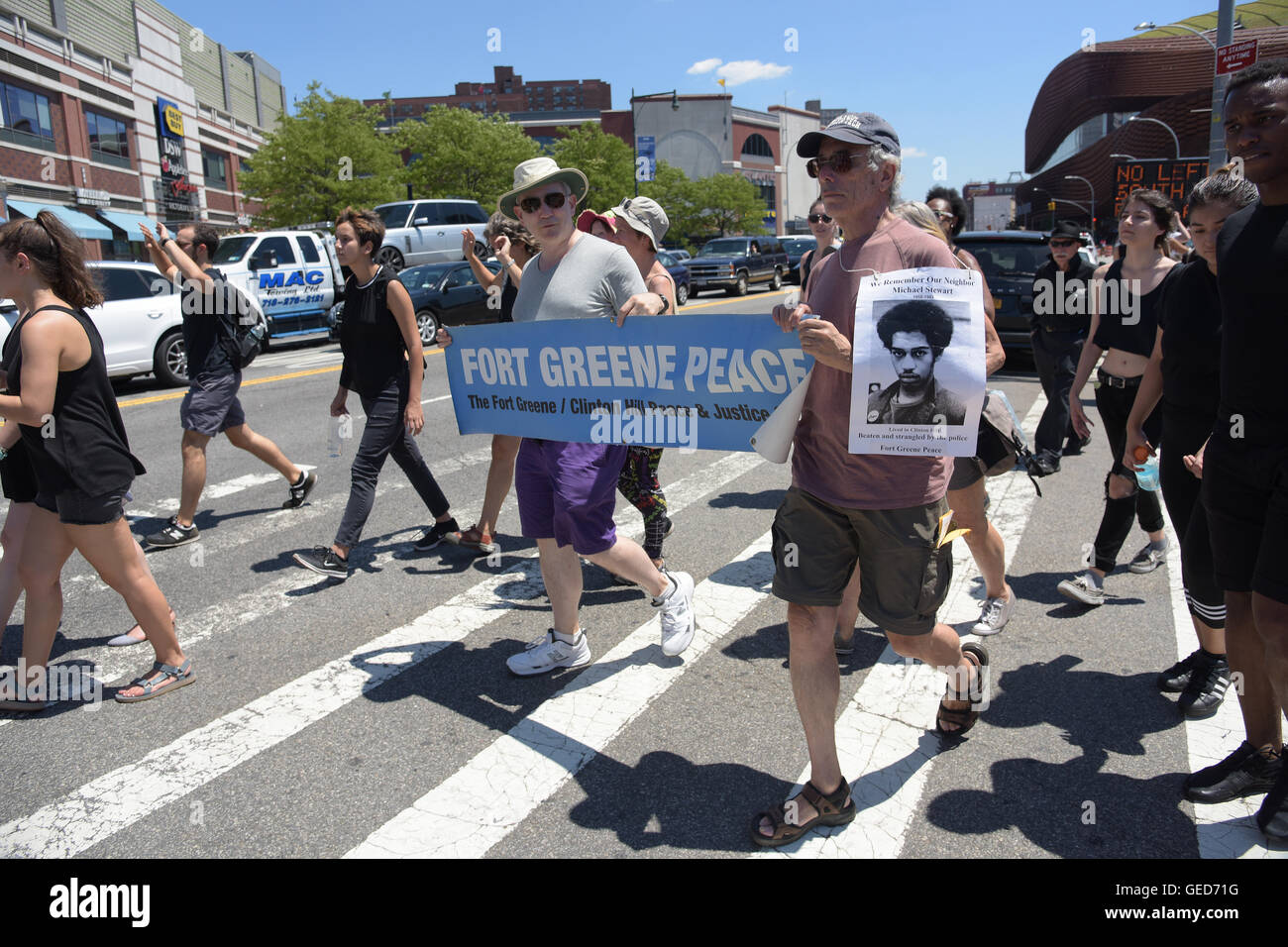 New York City, USA. 23. Juli 2016. Mehr als hundert Aktivisten trotzten Brooklyn Gluthitze Rallye der Barclay-Center vor dem Marsch durch die Innenstadt von Brooklyn Borough Hall zu sammeln. © Andy Katz/Pacific Press/Alamy Live-Nachrichten Stockfoto