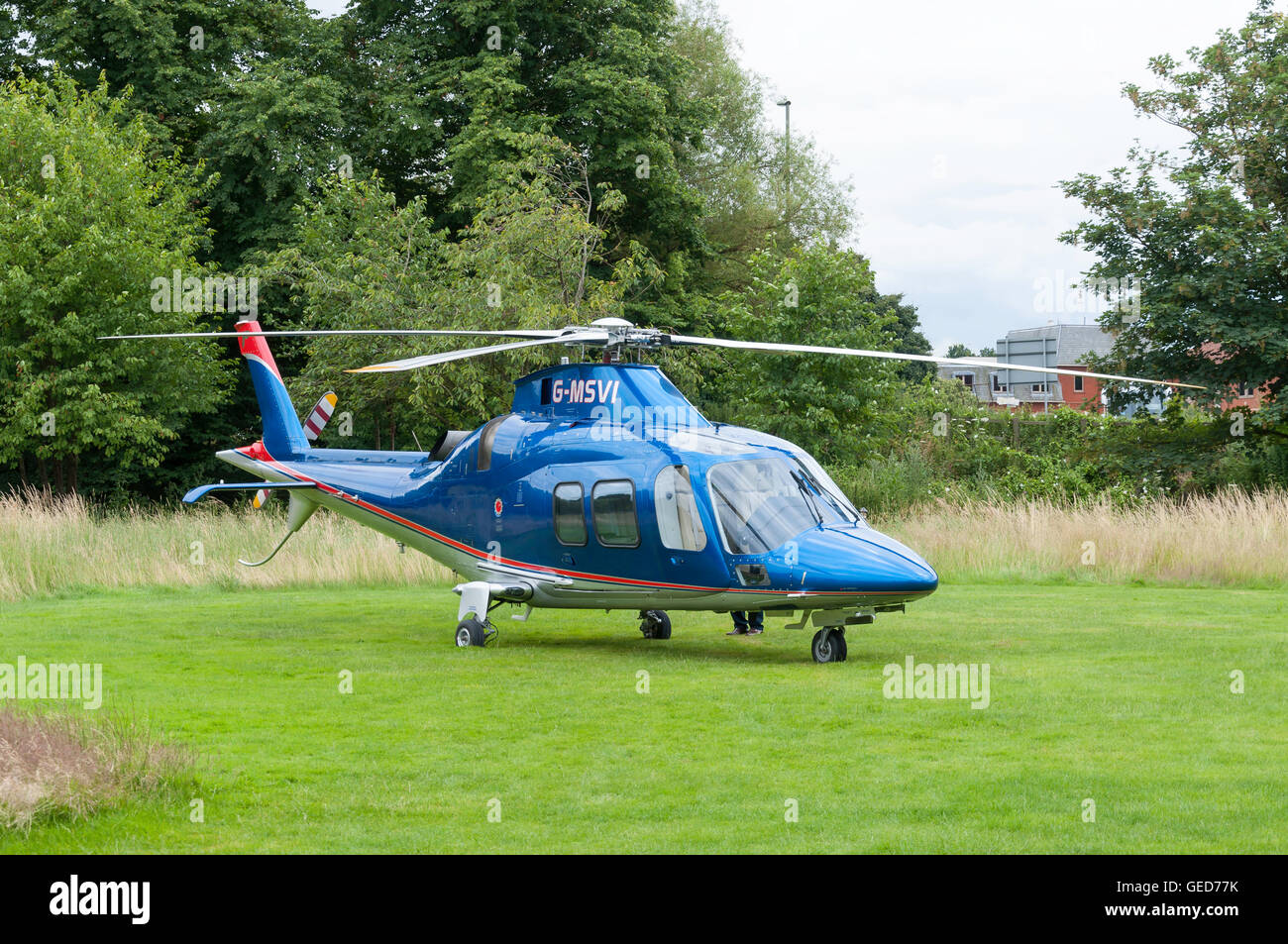 AgustaWestland AW109 Hubschrauber bei The Runnymede-on-Thames Hotel, Runnymede, Surrey, England, Vereinigtes Königreich Stockfoto