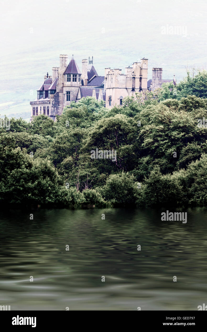 ein altes Märchenschloss am Ufer eines Sees Stockfoto