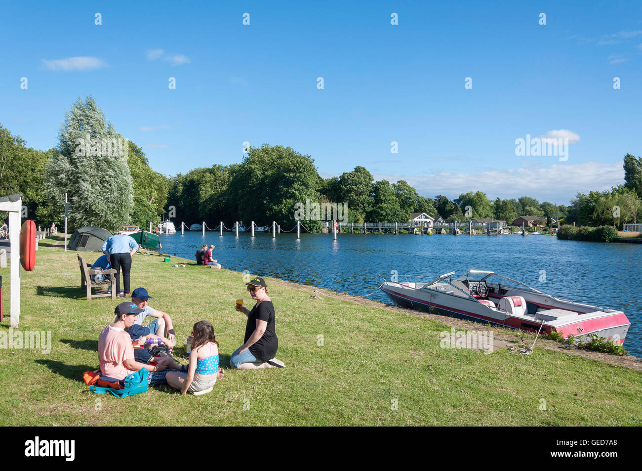 Familien-Picknick am Ufer der Themse, Leinpfad, Shepperton, Surrey, England, Vereinigtes Königreich Stockfoto