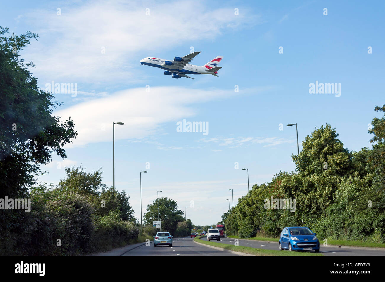 British Airways A380 Taking off über von Heathrow Airport, London Borough of Hounslow, Greater London, England, Vereinigtes Königreich Stockfoto