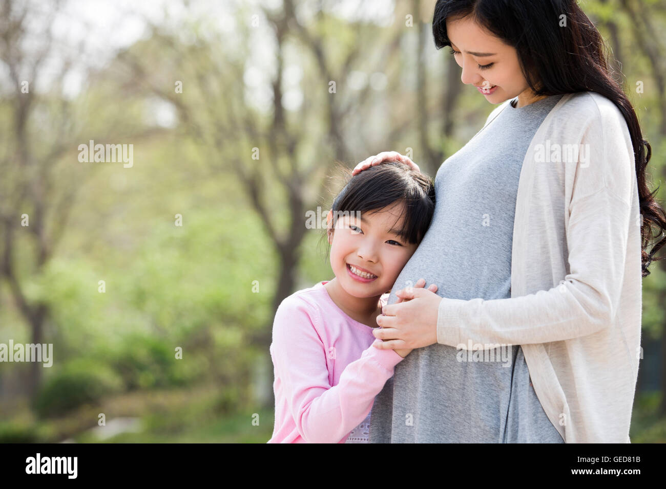 Kleine Chinesin die fetale Herzschlag hören Stockfoto