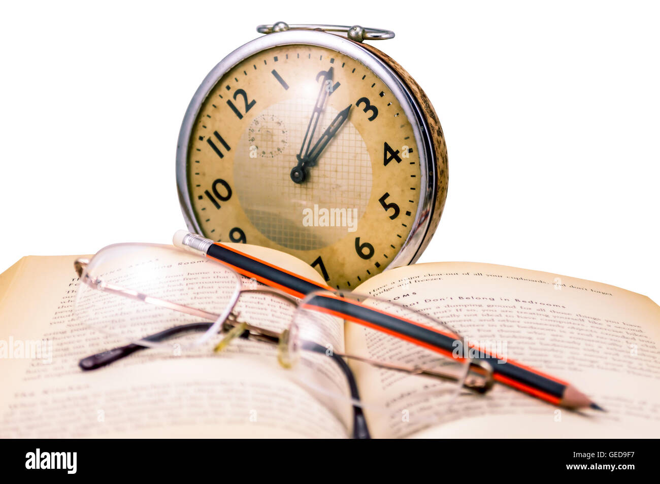 Buchen Sie Gläser, eine alte Uhr - Lesung im Alter Bleistift. Stockfoto