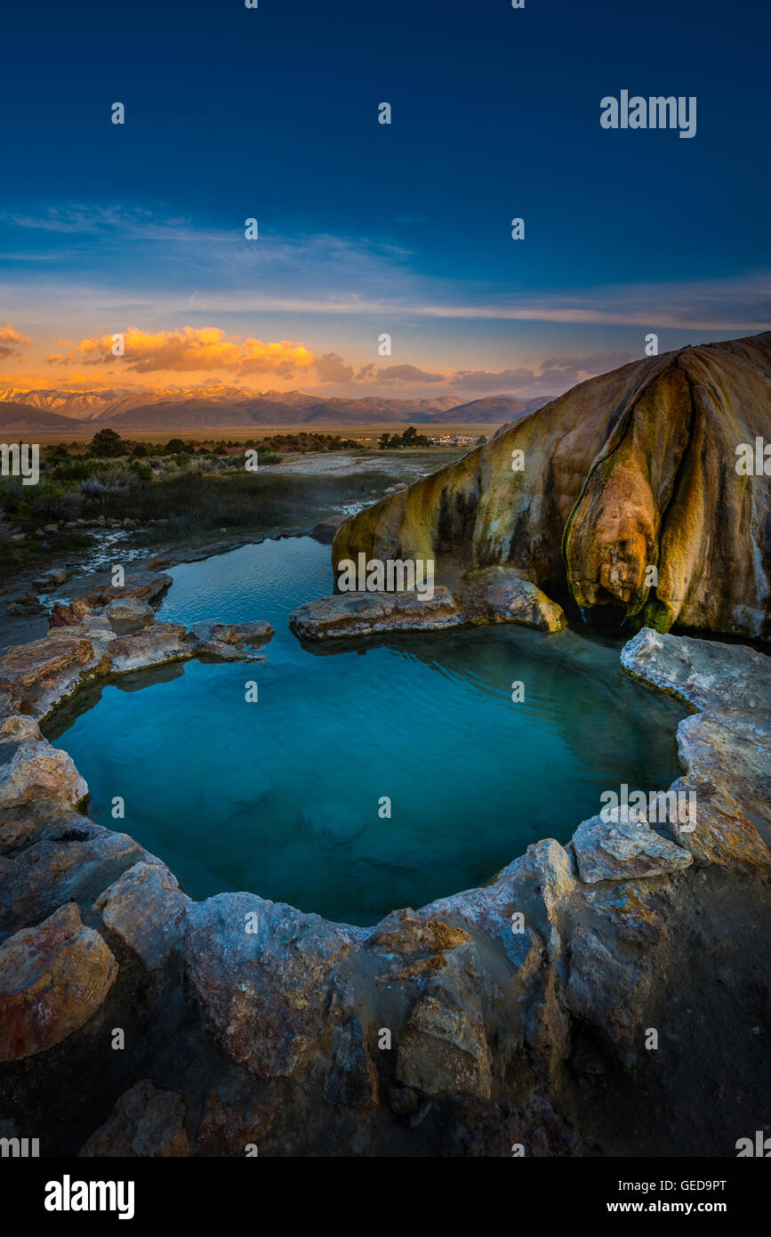 Travertin Thermalquellen Wit Sonnenaufgang über die Sierras vertikale Zusammensetzung mit Textfreiraum Stockfoto