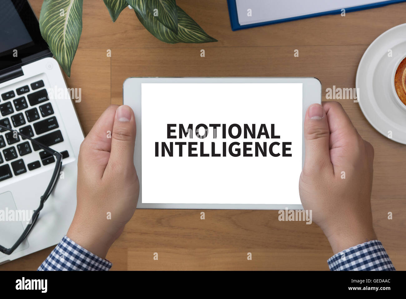 EMOTIONALE Intelligenz Mann Hand Tablet und Kaffeetasse Stockfoto