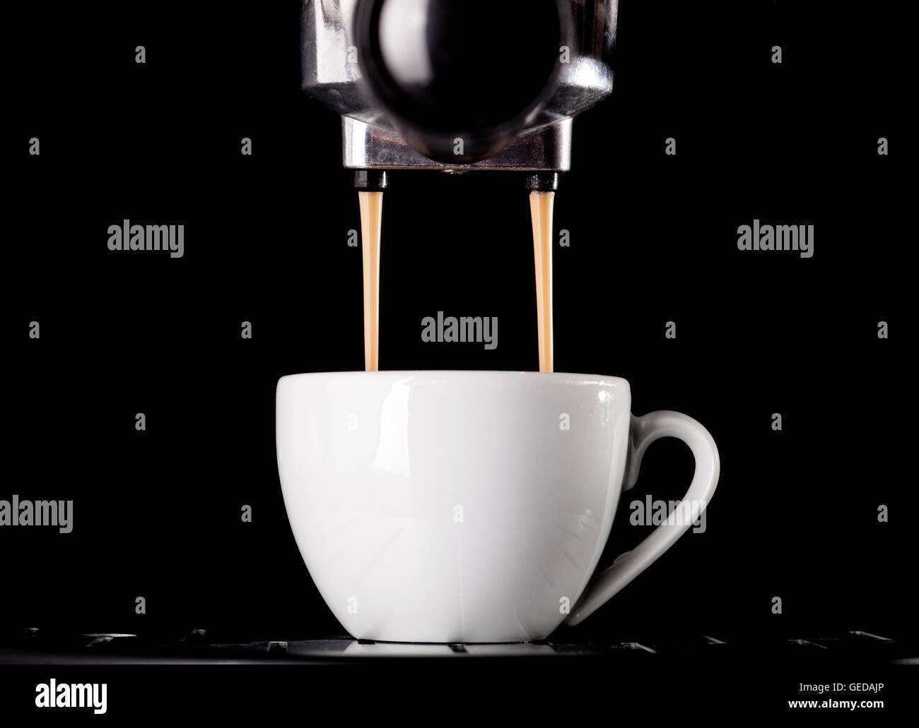 Gießen von Kaffeemaschine Espresso. Stockfoto