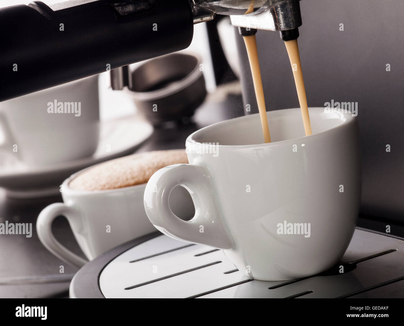 Gießen von Kaffeemaschine Espresso. Stockfoto