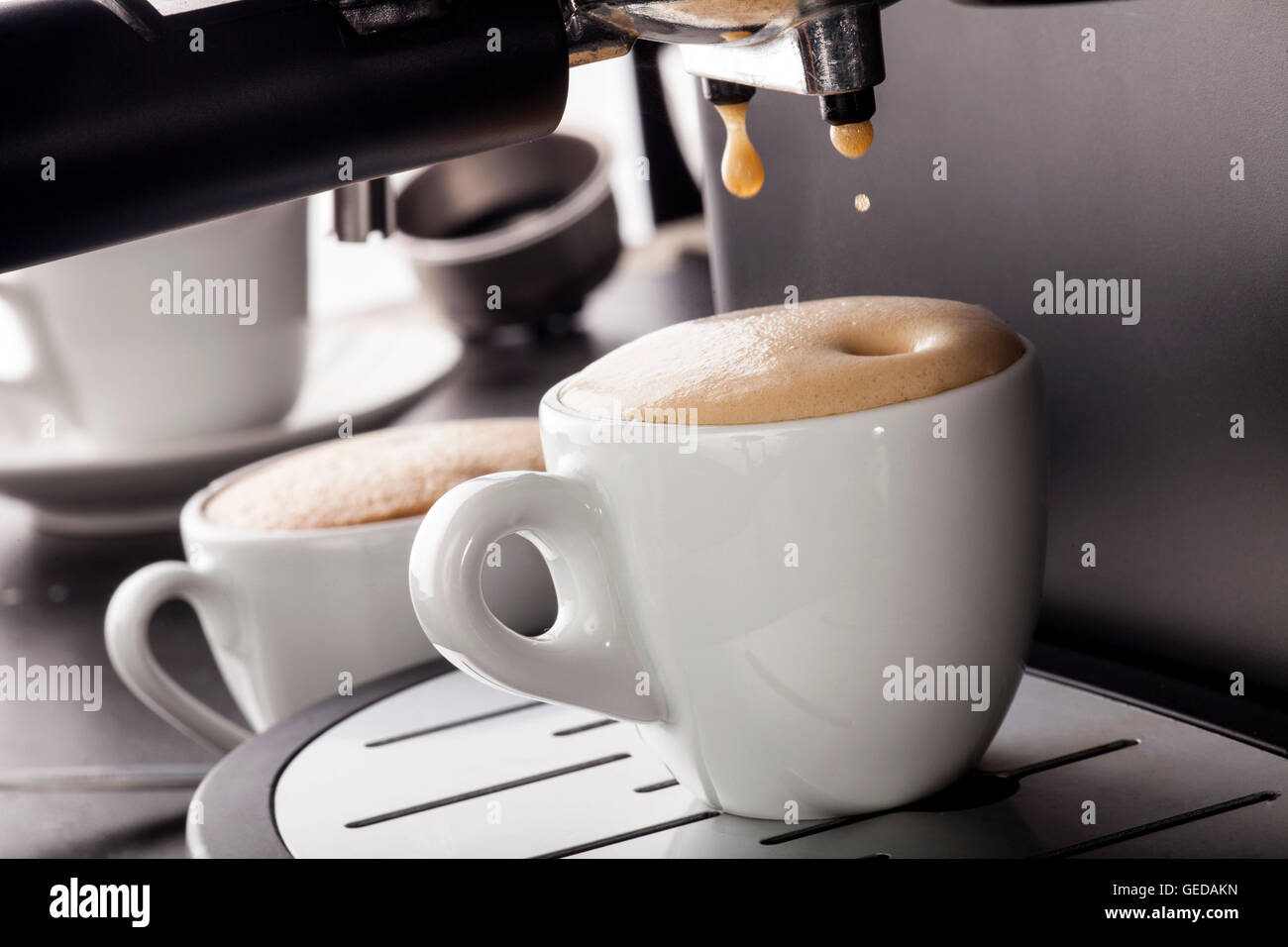 Gießen von Kaffeemaschine Espresso. Stockfoto