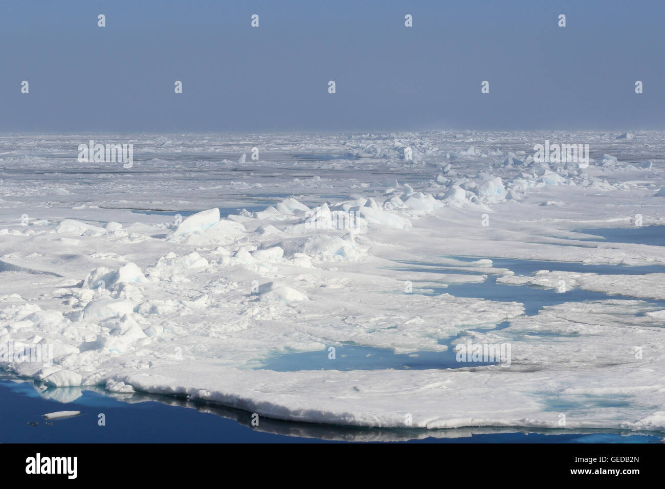 Blick auf das Packeis nördlich von Svalbard in der Arktis Stockfoto