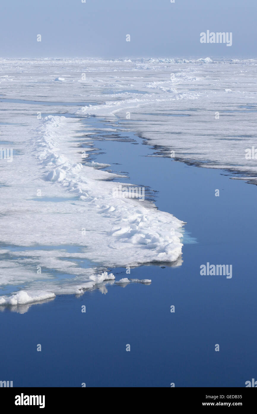 Blick auf das Packeis nördlich von Svalbard in der Arktis Stockfoto