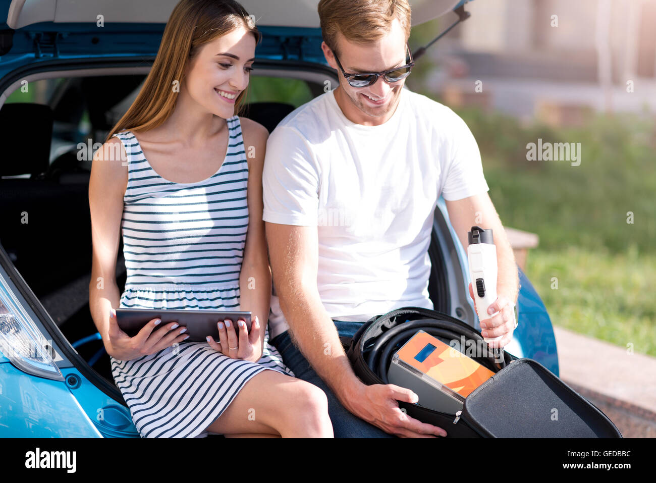 Frau und Mann, Blick auf Netzanschluss Stockfoto