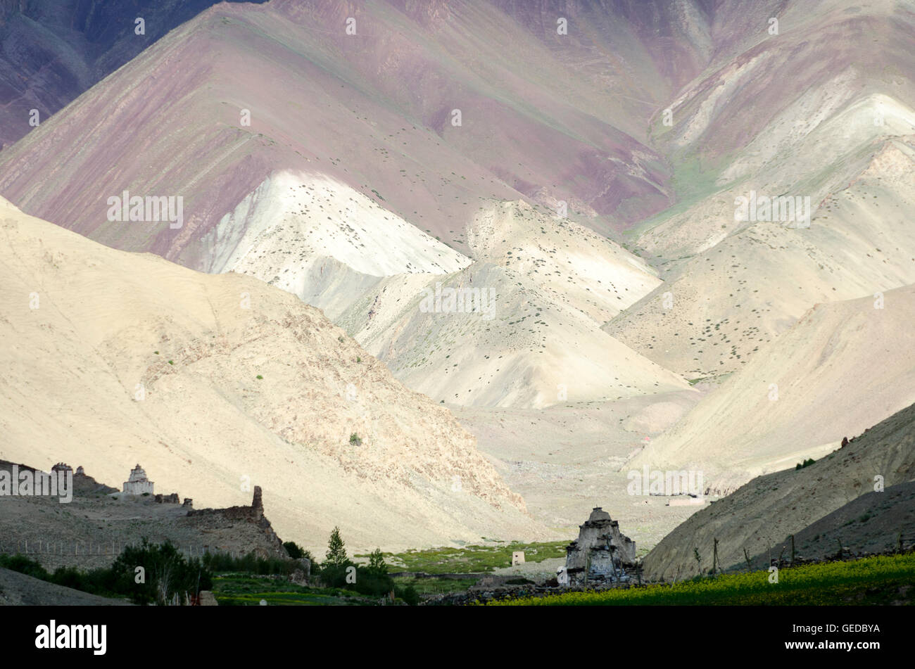 Licht und Schatten auf Bergrücken, Rumback, Ladakh, Jammu und Kaschmir, Indien Stockfoto