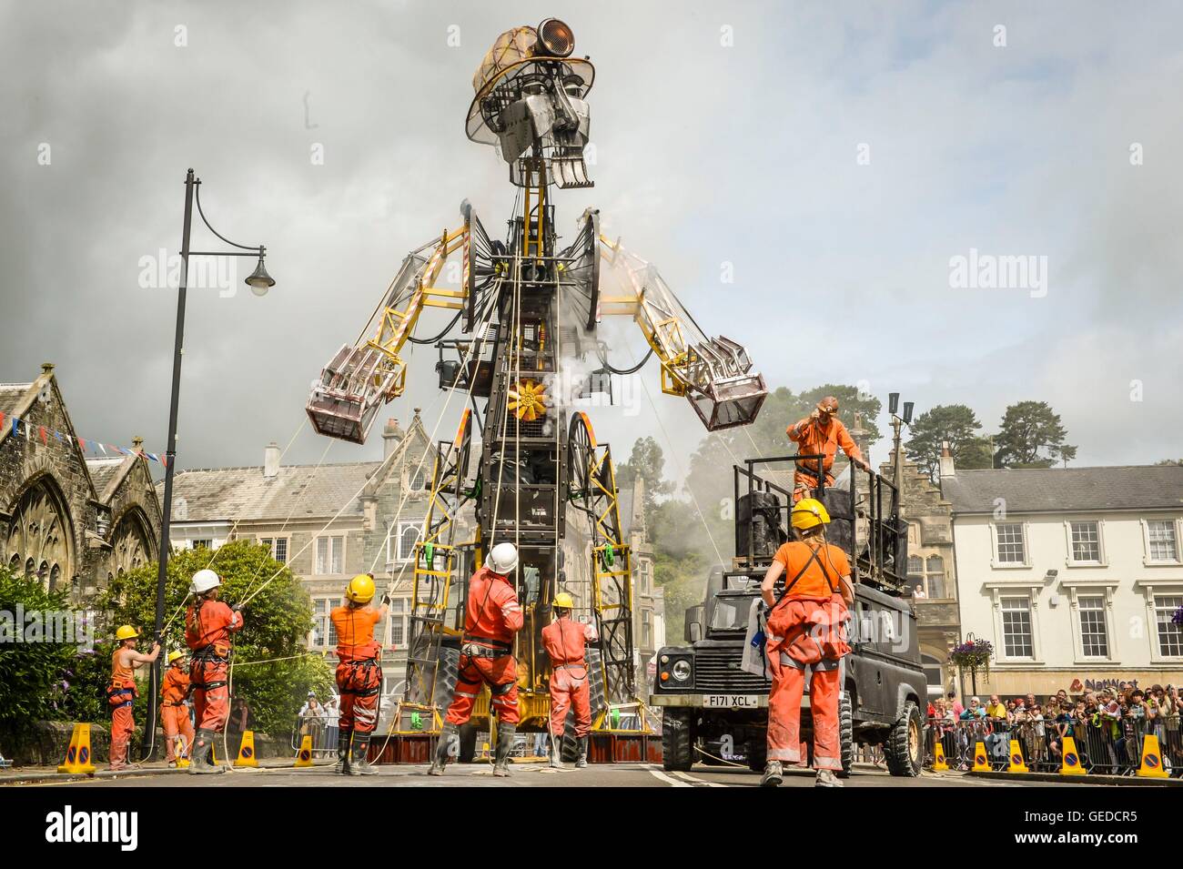 Großbritanniens weiterten mechanische Puppe jemals gebaut wurde in Großbritannien, Cornish Mining Fahrkunst, ist Unveilled in Tavistock, Hunderte von Menschen. Stockfoto