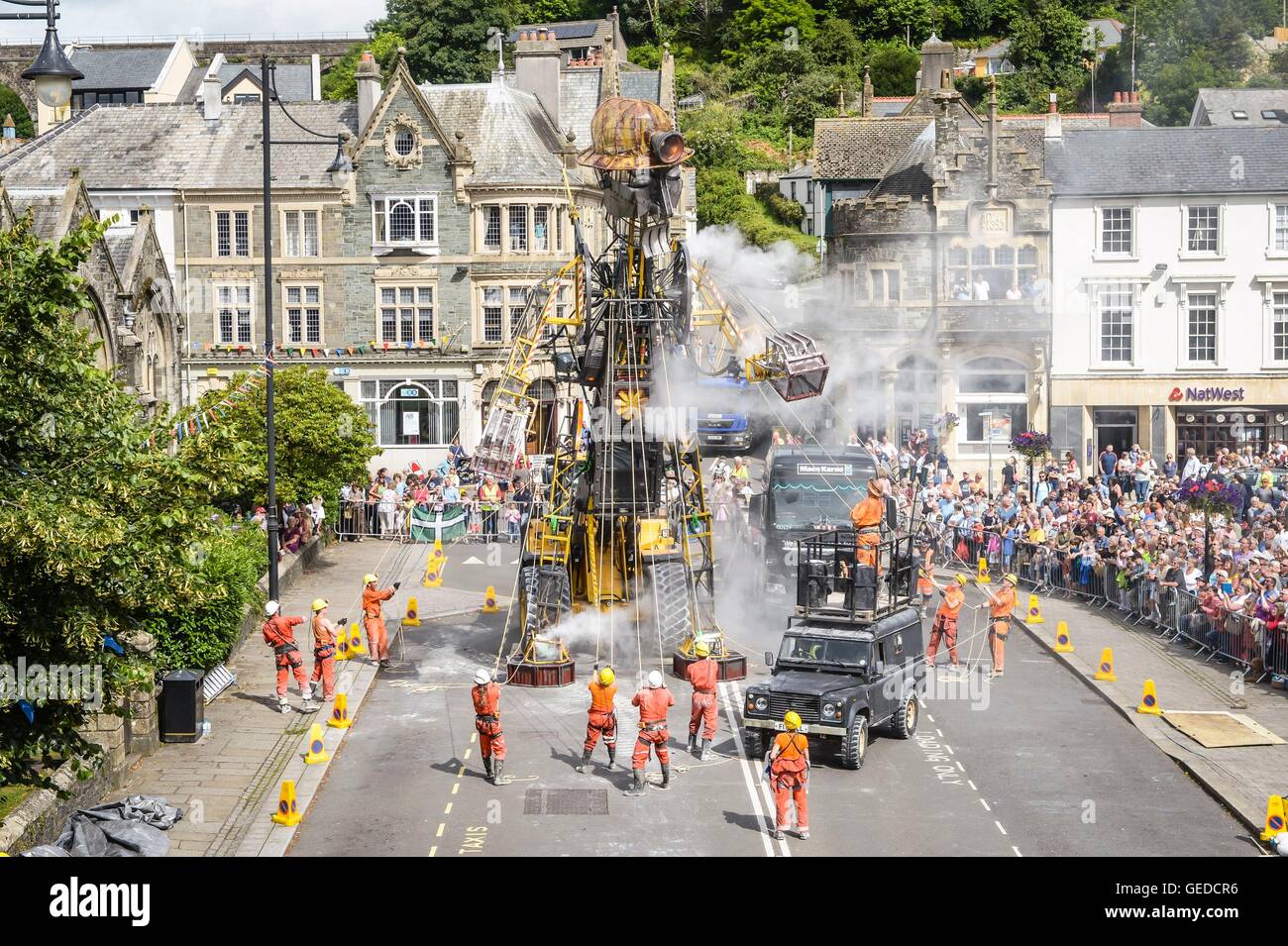 Großbritanniens weiterten mechanische Puppe jemals gebaut wurde in Großbritannien, Cornish Mining Fahrkunst, ist Unveilled in Tavistock, Hunderte von Menschen. Stockfoto