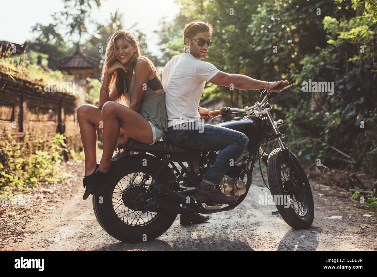Junges paar auf einem motorrad -Fotos und -Bildmaterial in hoher Auflösung  – Alamy