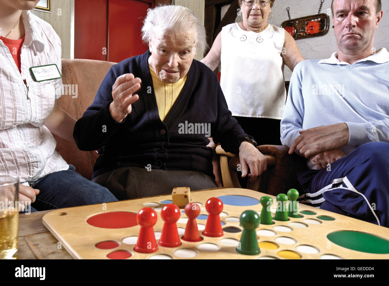 Pflegekräfte und Bewohner ein Altersheim oder Pflegeheim Brettspiele am Nachmittag Stockfoto