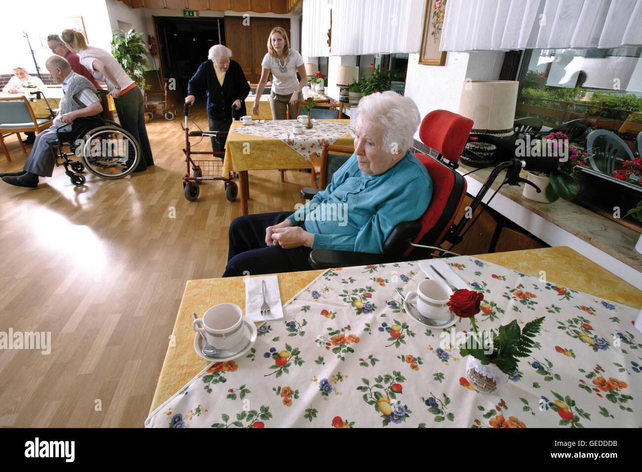 Bewohner in den Speisesaal eines Altenheims begleitet Stockfoto