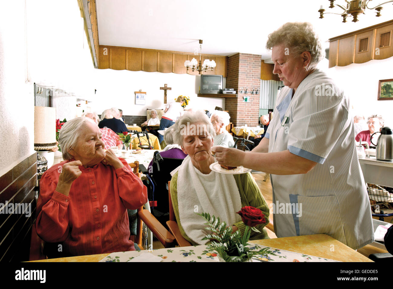 Krankenschwester Fütterung Bewohner eines Altenheims Stockfoto