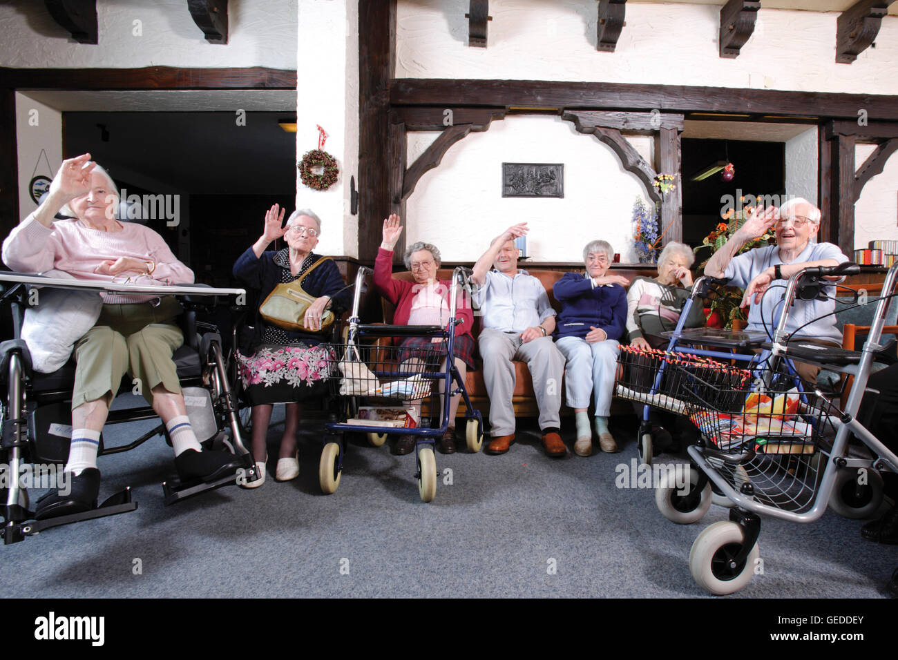 Bewohner in den gemeinsamen Raum von einem Pflegeheim Stockfoto